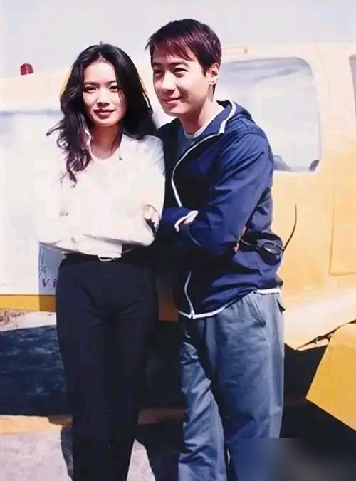 舒淇这回是真牛。自己花了十年，把童年的伤疤写成剧本，拍了部电影叫《女孩》，