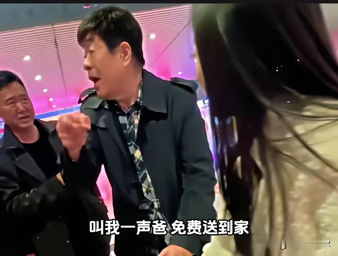 一女生放假回家，刚走出高铁站，就被一众揽客司机团团围住，等接女儿的爸爸也混进来假