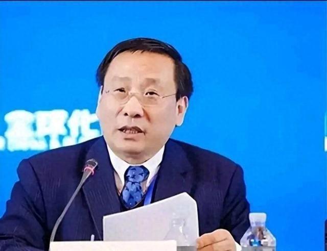 39万亿美债悬在头顶，利息一天烧掉30个亿，高志凯在深圳放话39万亿美债悬在头顶