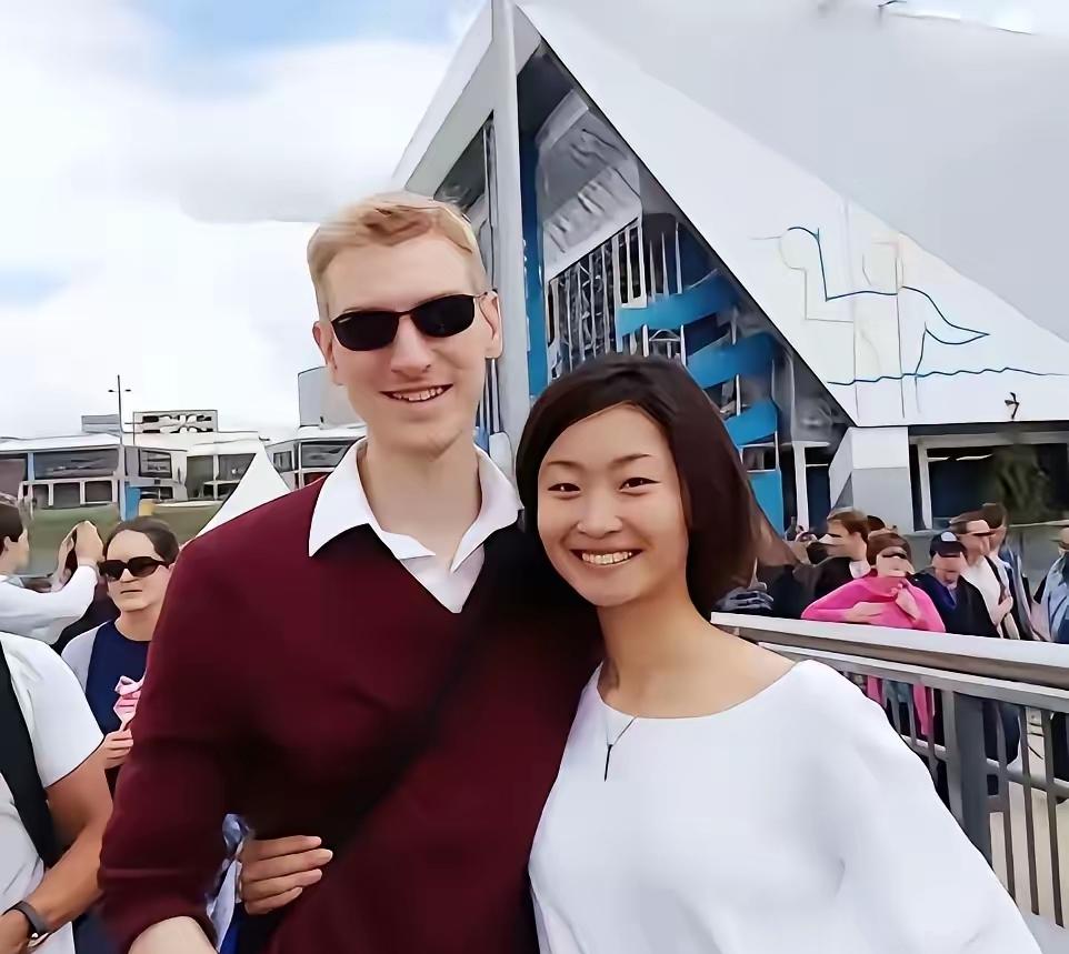 王尔晴的老公尼克没有参加岳母敬一丹在八宝山的告别仪式！网友问为什么❓大概是王尔晴