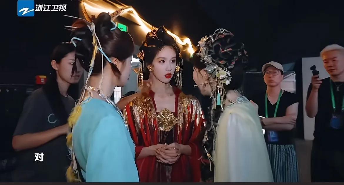 金靖说：“1997年都28了。”杨超越：“对，我都27了，你说我小，我都不好意思