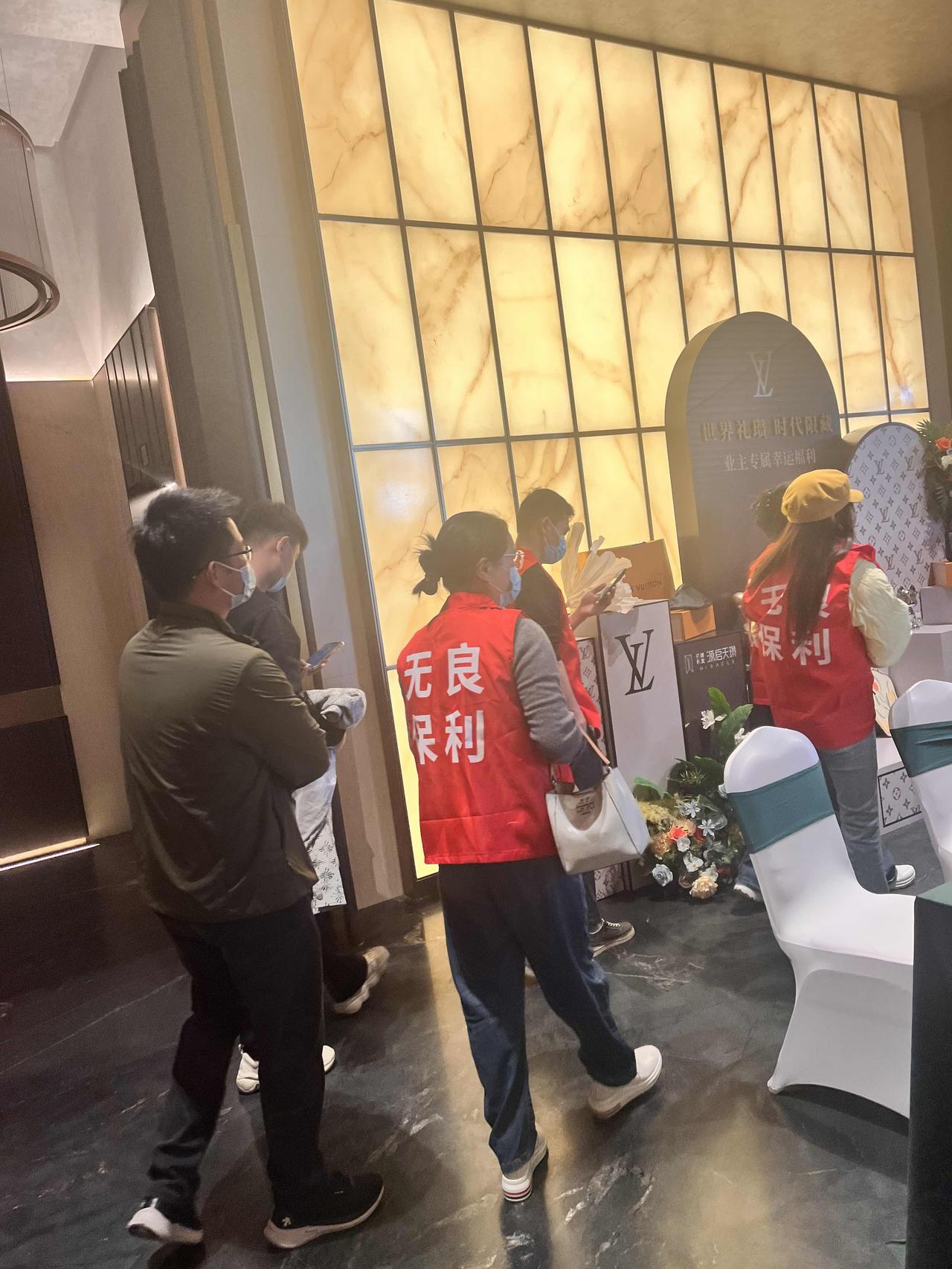 今天泉州豪宅楼盘保利天瓒一期未交房业主就组织维权了，高端客户也是被割韭菜，保利产