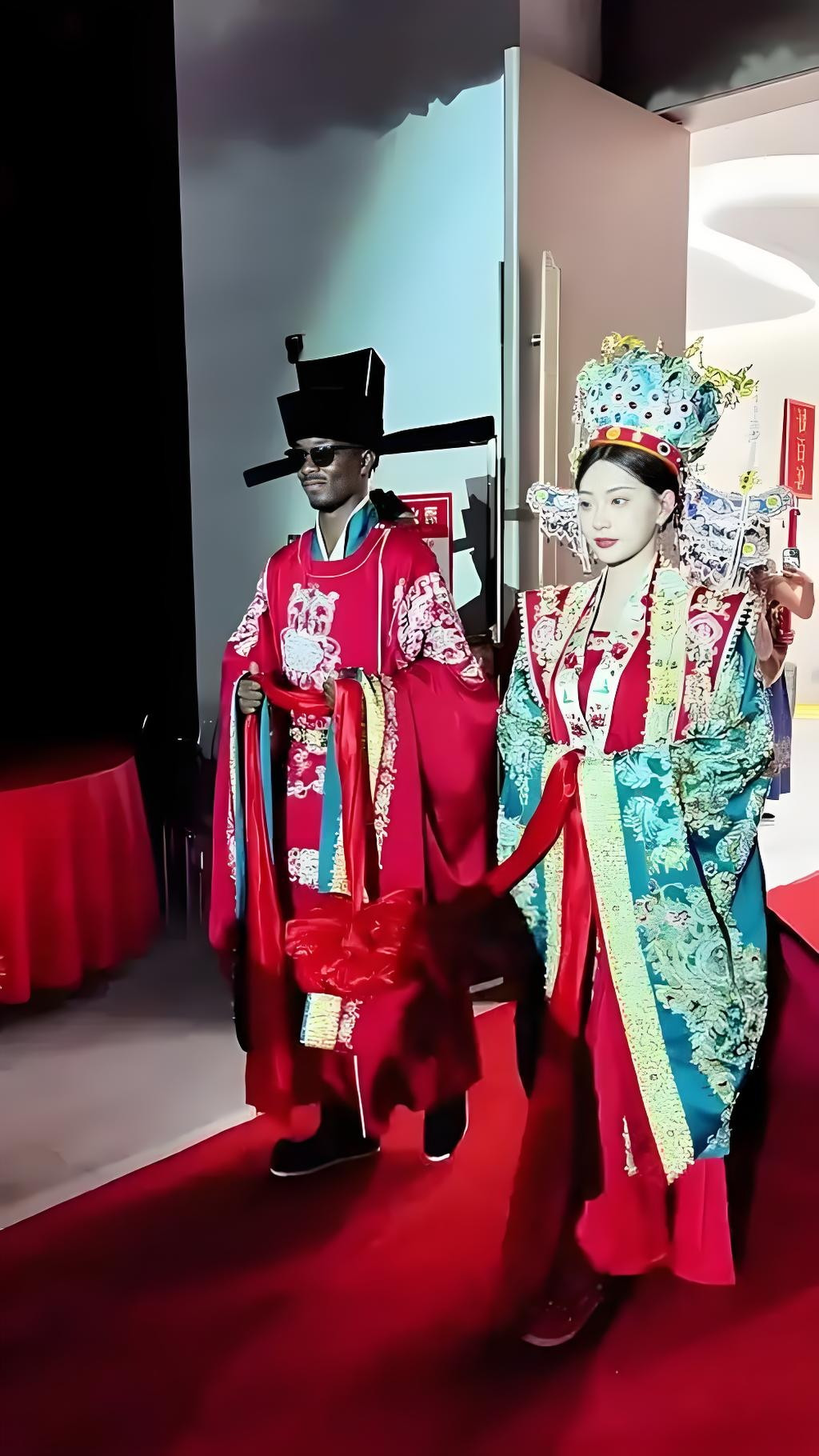有人说“嫁给黑人的女生都超幸福”，这话听着真让人直冒冷汗！网上随手一搜，多少现实案例打脸。有的姑娘被
