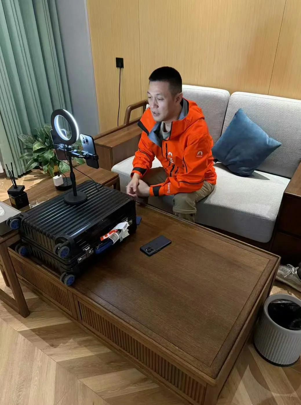看看大佬的直播设备！这么一看，越简单显得越真实！​​​