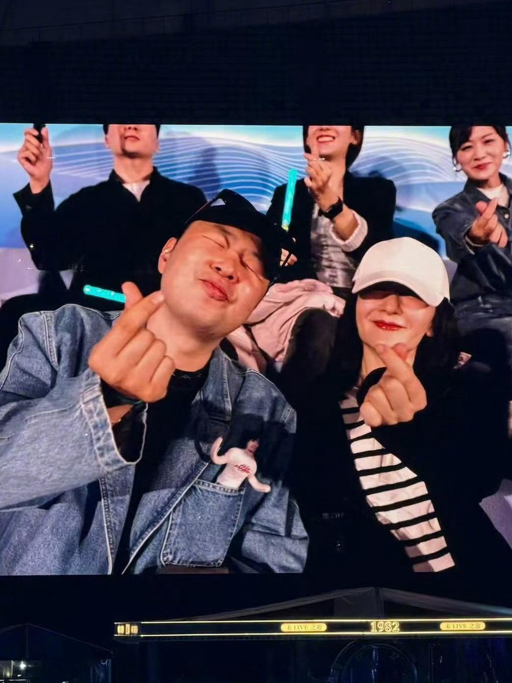 杜海涛谢娜合照看到这张合照，瞬间被拉回那些充满笑声的日子，友谊长存。