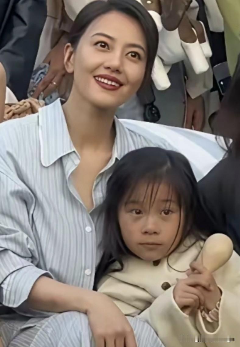 看这张高圆圆和女儿的合照，高圆圆容貌温婉漂亮，女儿却没遗传到妈妈的美貌，长相更随
