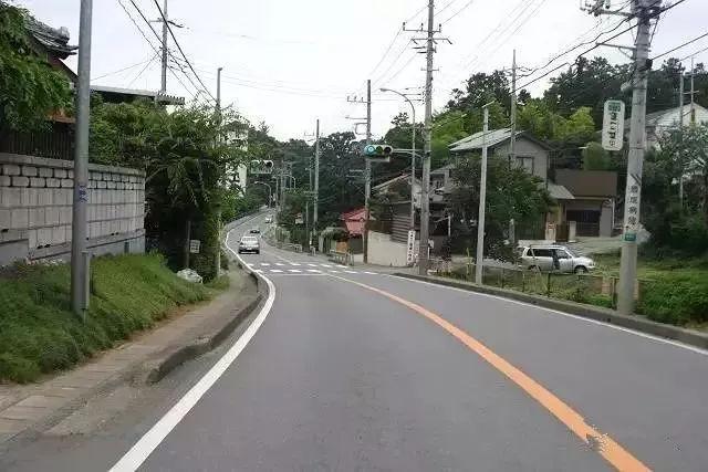 别再被日本马路骗了！同是沥青路，为啥日本平整如新，我国却常年缝缝补补？首先要