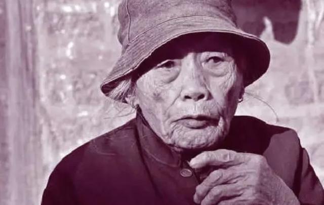 周粉英，二十出头，眉眼清秀，肌肤如雪，却因这份美丽，成了日军铁蹄下的“头等货”！