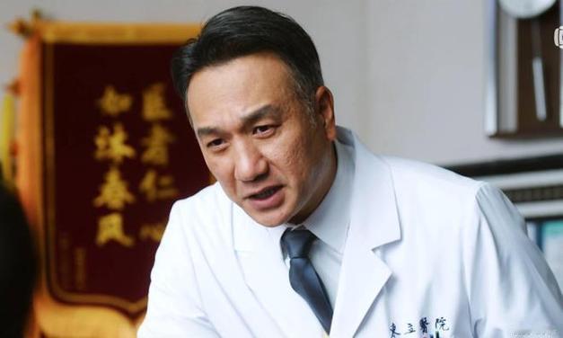 他还真像别人说的那样：滑头。《问心2》里，盛年是东立医院心外科主任，他对心内