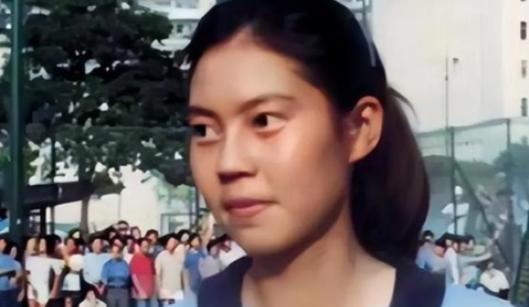 1982年，她在比赛期间背叛了祖国，以“政治避难”为由投向了美国的怀抱，令中国队
