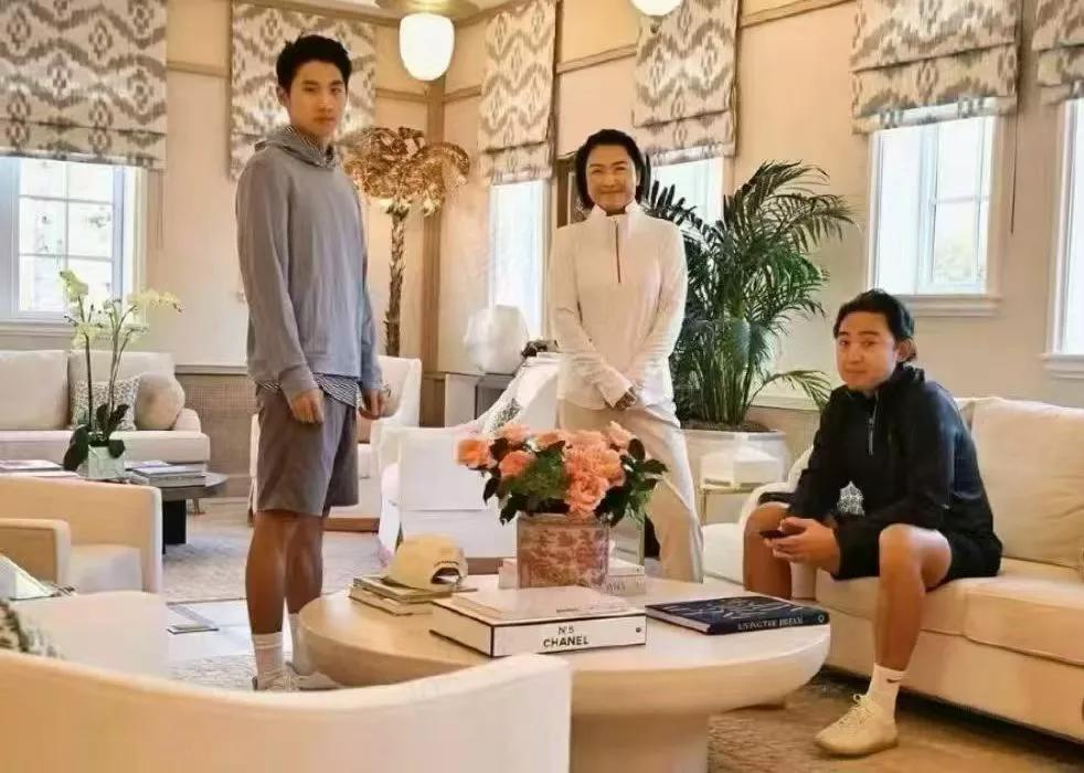 移民美国的张欣刚刚开心晒出跟两个儿子的照片。潘石屹共有三个儿子，与前妻所生的大