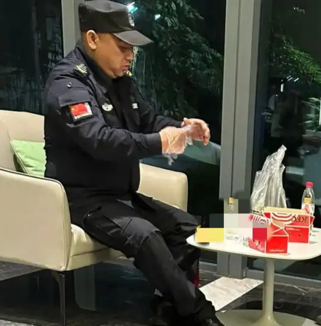 我是一个保安，现在每天最开心的时候就是下班了能坐屋里喝一杯小酒。我喝酒就是纯纯的