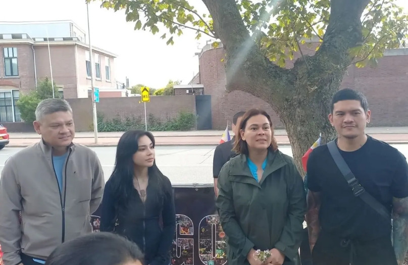 杜特尔特可能在嘱咐身后事了，他的四个子女一起出现了在海牙，包括孙子辈都被喊了去。