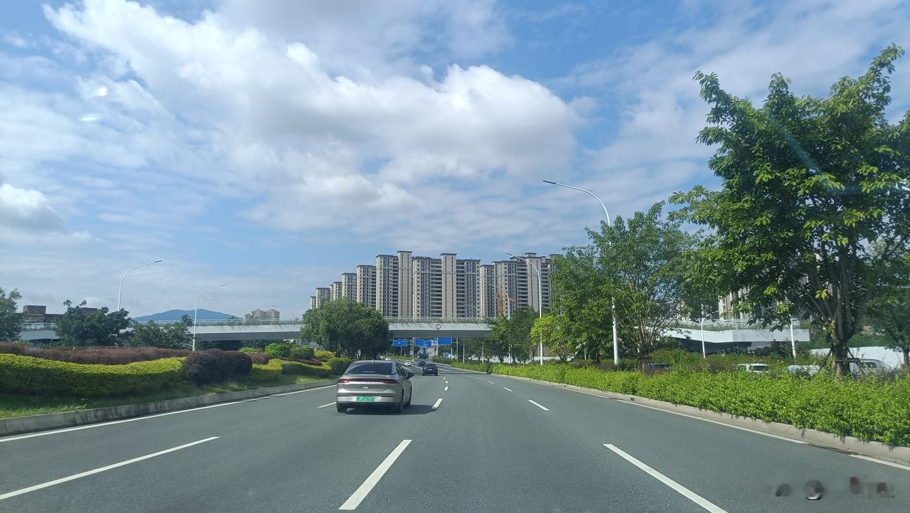 越是失败的父母，就越逼孩子读书。因为他们认为自己失败的原因就是没有读好书。越是成