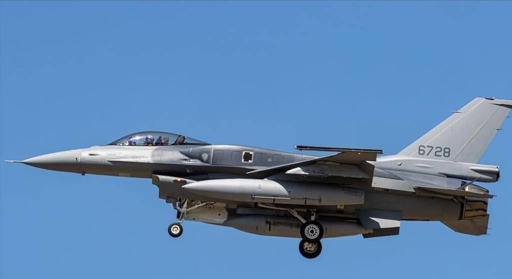 台湾苦等7年的F-16V终于交货了，但转头就拿去"陪葬"的！2026