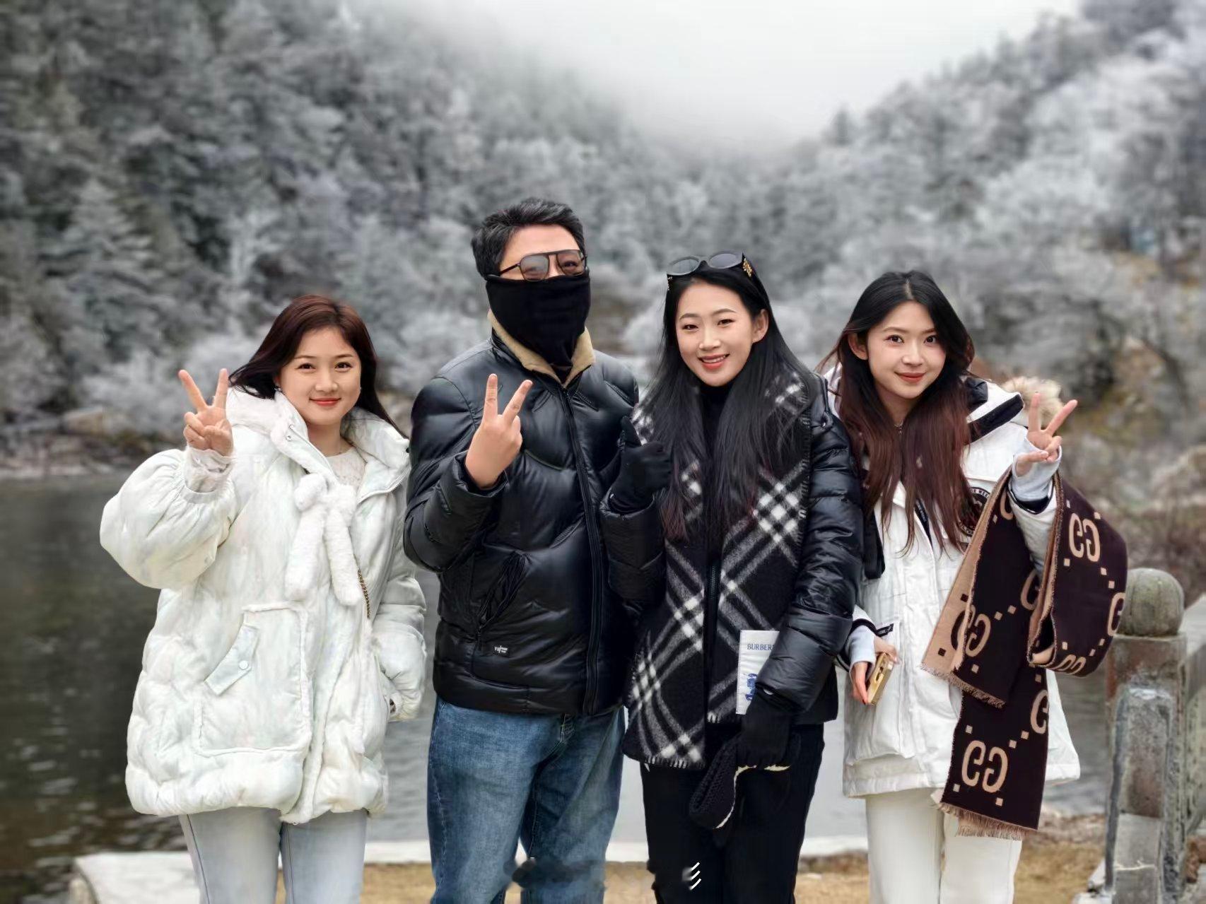 川越冰雪遇见你在俄玛措，一群美女非要跟我合影，拒绝都拒绝不了，这就是颜值博主的