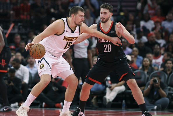 火箭的问题是球队重建急功近利，不愿承认失败罢了一开始一群人以为摆两年烂就能重