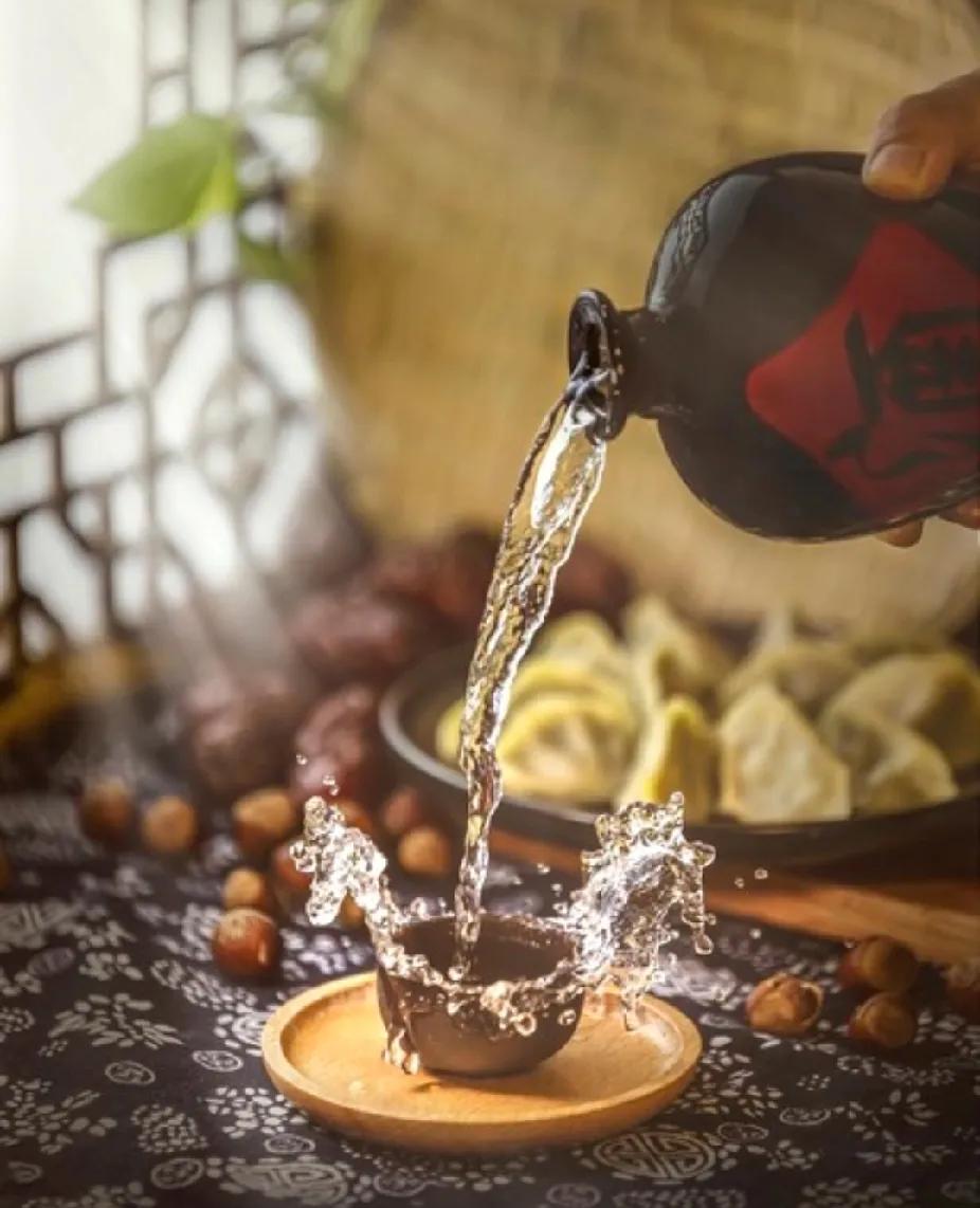 戒烟戒酒是一个循序渐进的事，别一下子把烟酒戒掉，身体在适应了一个习惯之后，突然撤