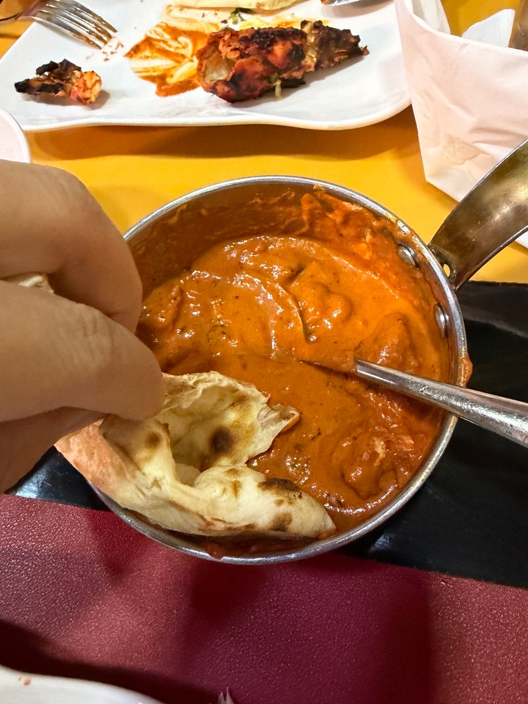 来重庆大厦吃顿咖喱，就算到过印度了。目前在七八个国家吃过印度菜了，还是欲罢不能