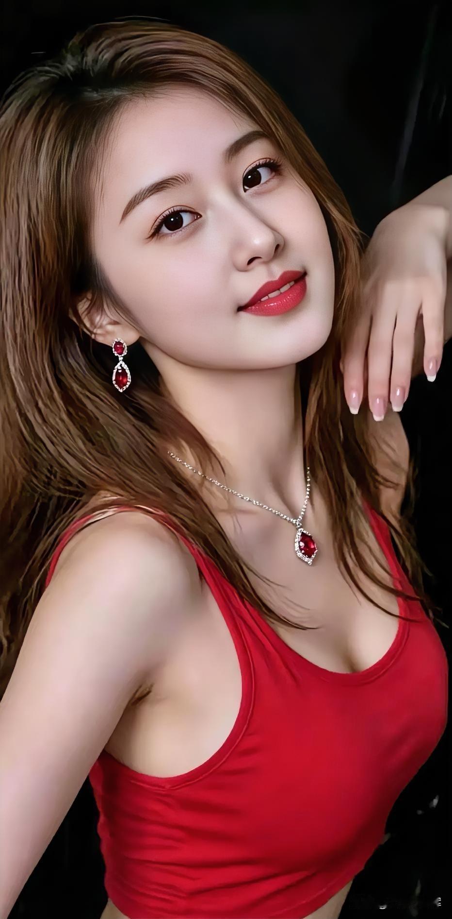 红裳似火，点燃暗夜的静谧。长发如瀑，流淌温柔的波光。红宝石坠耳，是星子落