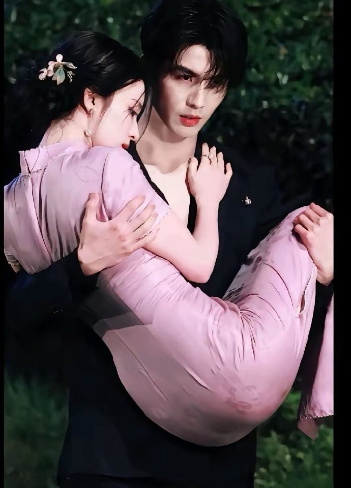 张凌赫抱赵今麦好像抱小孩子啊，倒是抱王楚然有成年人谈恋爱的样子！