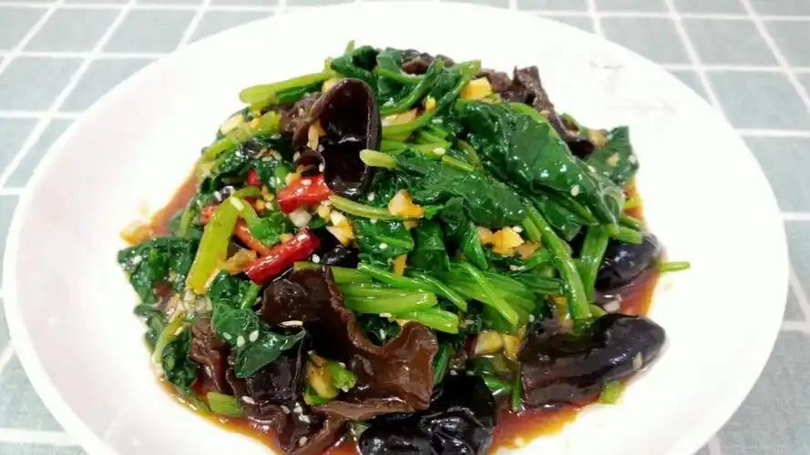 “天然开塞露”不是香蕉而是菠菜拌木耳，通便滑肠，轻松排空黑宿便有人常说便秘是