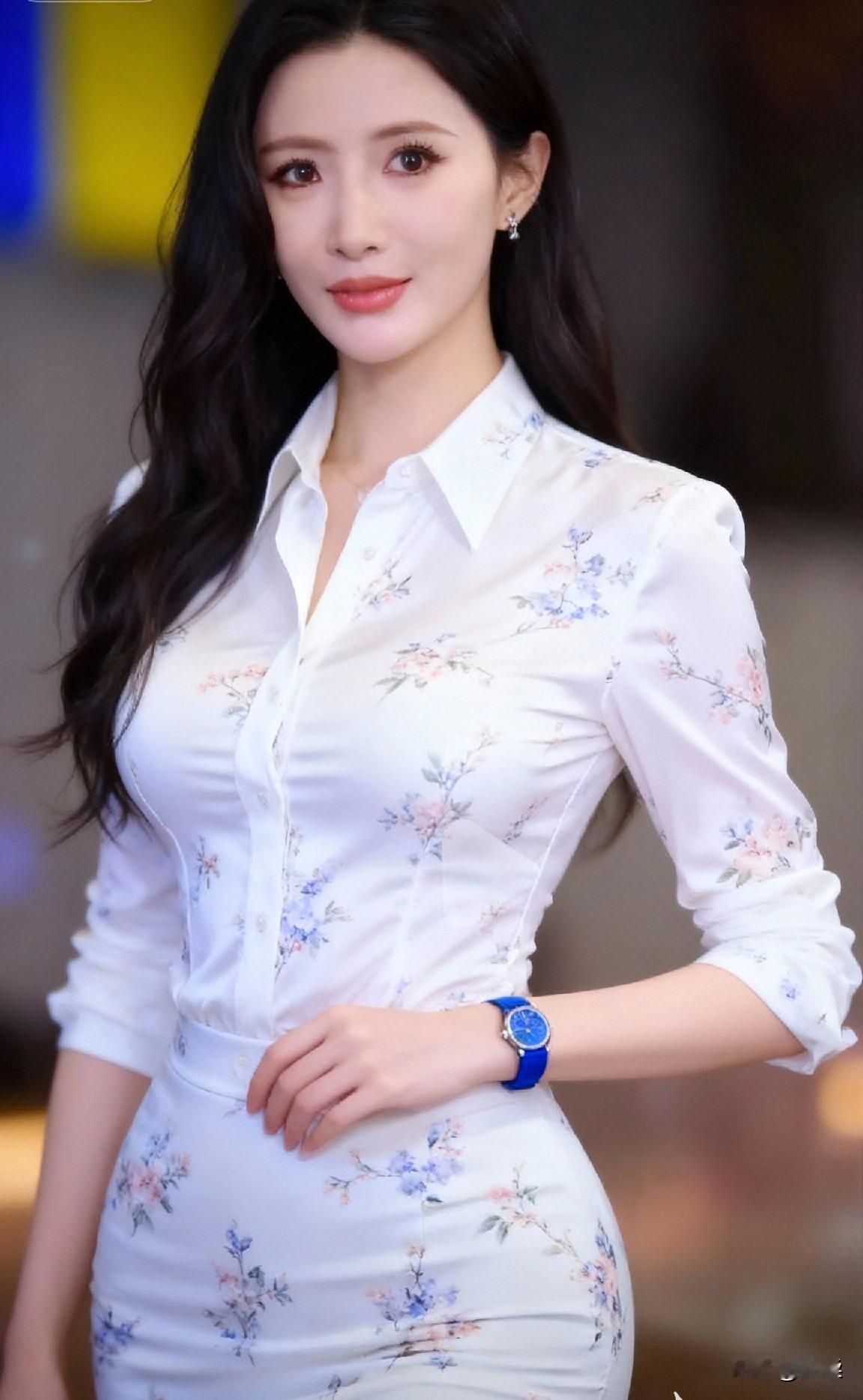 优雅白衬衫搭配花卉裙，气质女神范儿十足！🌸👗白色印花衬衫裙