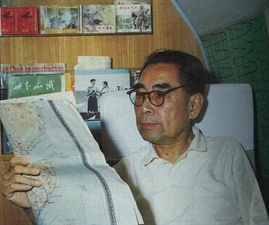 1963年周总理访问埃及，大使陈家康的夫人给周总理洗衣服时，突然脸色大变，怒气冲