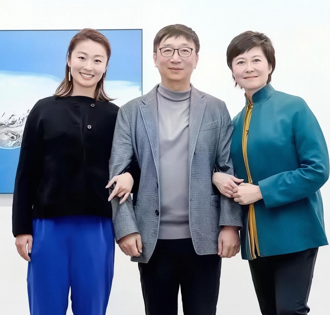 2023年，68岁敬一丹和丈夫与女儿，在北京美术馆拍的一张温馨照片