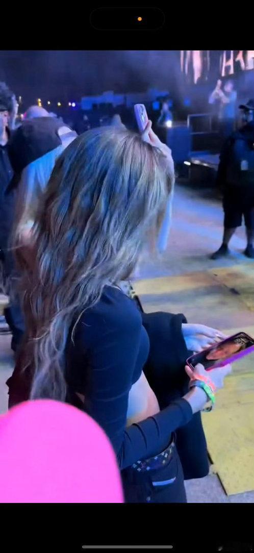Lisa把手机藏在礼服后腰如果手机不藏的话壁纸就会公开于众是lv三公子