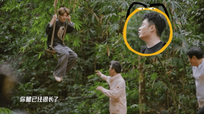 鹿晗荡秋千够对联，来回荡了两趟愣是没够着，下来委屈巴巴：“我腿太短了！”陈赫当场