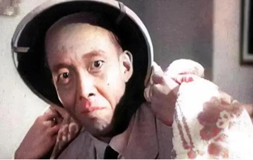 1978年，浙江黄岩县，供销社员工李朝红看到邻居小男孩，正拿着糖果从一处老旧的阁