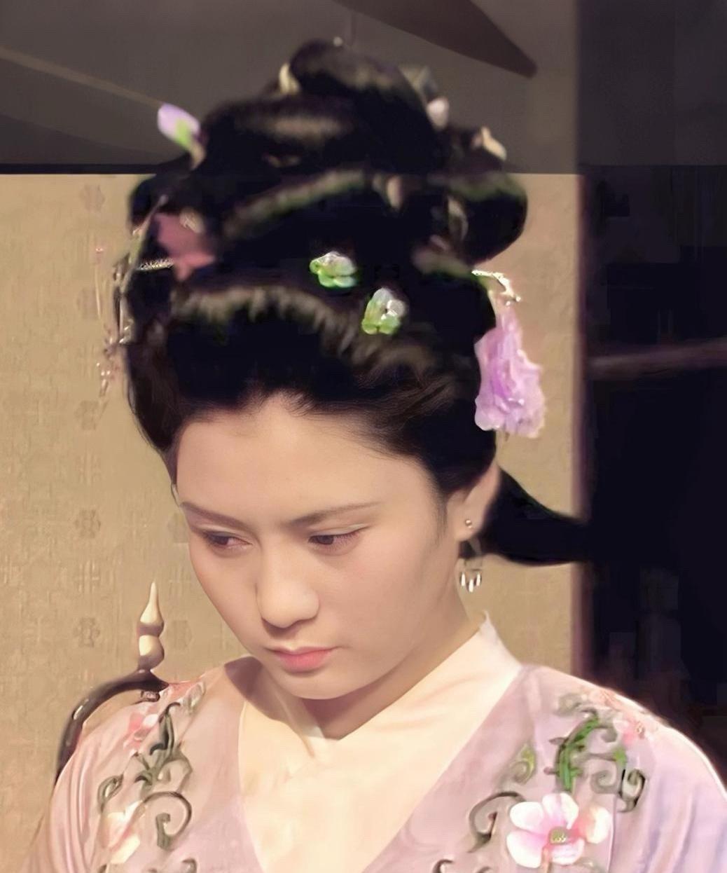 为什么贾政喜欢赵姨娘？再看红楼梦，越觉得有意思。这人吧，确实不讨喜——宝玉见了