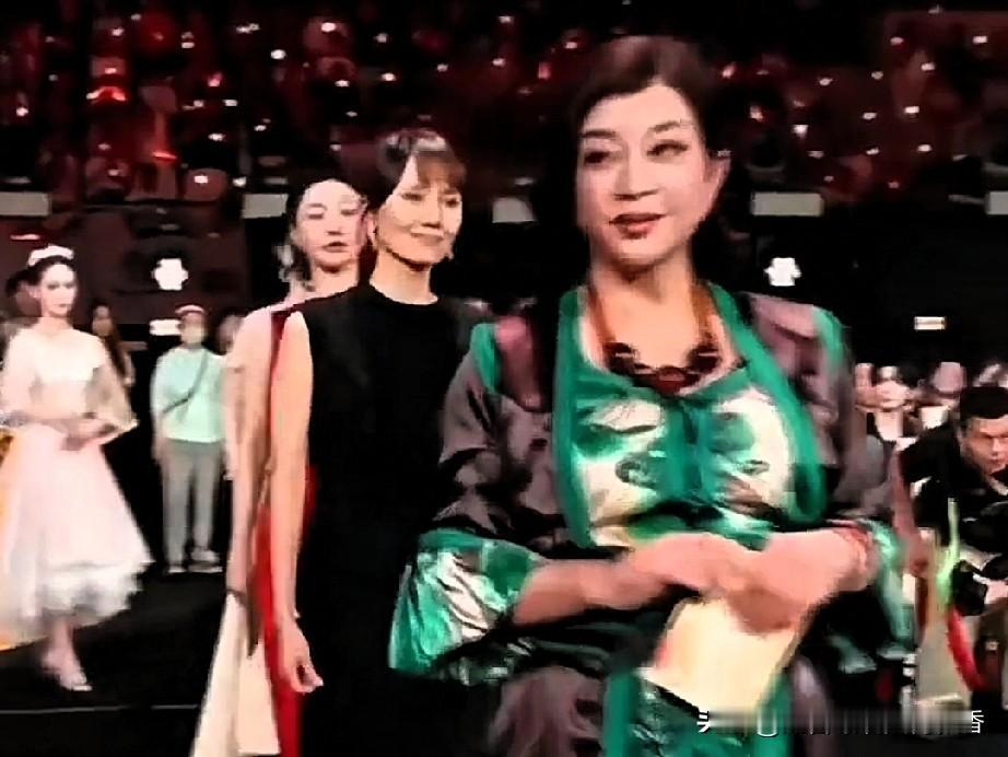 都说刘晓庆衣品不好，但我觉得今年百花奖刘晓庆穿的这套裙子非常漂亮，又霸气又富贵，