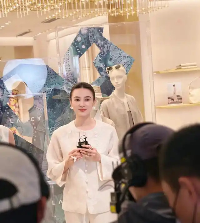 宋佳南京德基吃盐水鸭，42岁白裙被封神，原来我们都被伪松弛骗了