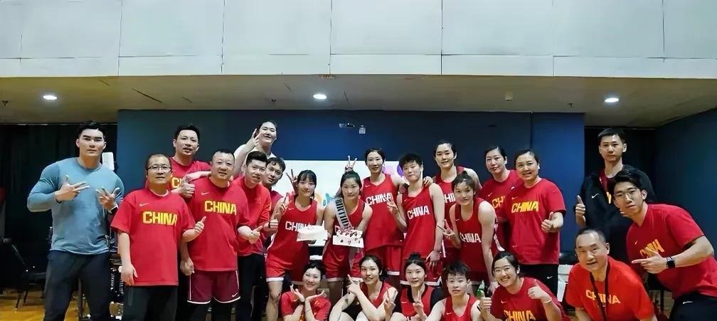 官宣!新一届女篮全家福大曝光,张子宇和韩旭罕见同框!