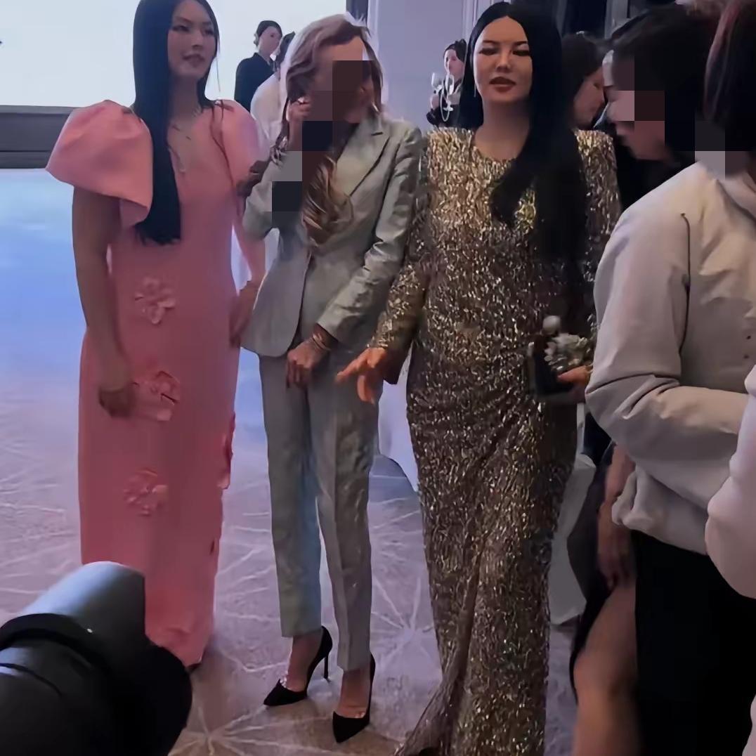 李湘生图又出这样看起来她的身材也不是很胖呀，脸圆真的不等于全身胖啊！