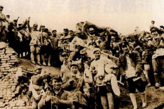 1933年2月，日军三万余众进击热河，然东北军汤玉麟部与万福麟部竟不堪一击，然令