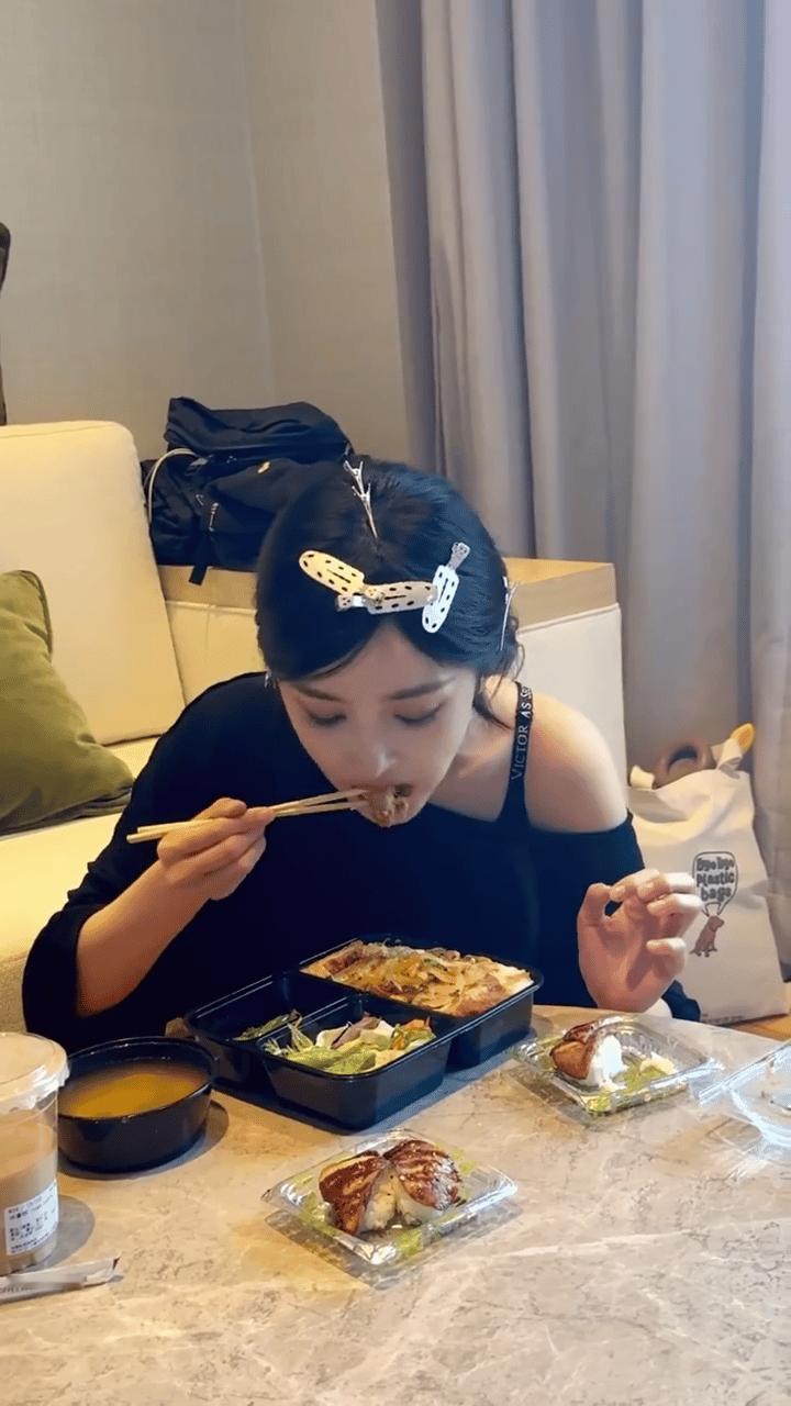 看杨幂吃东西看久了终于知道为什么女明星这么瘦了就这咬合力想多吃点都没劲儿