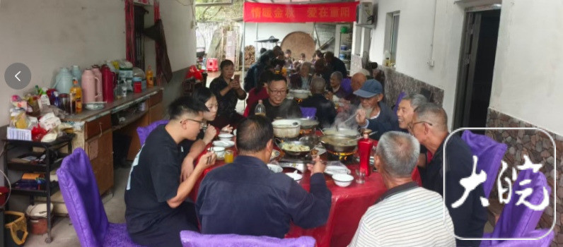 请60岁以上老人吃的敬老团圆饭 太湖龙坪村已摆了十年
