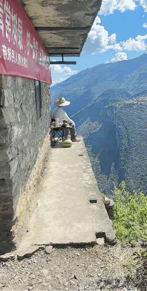 “坐山拥江，钓鱼也。”他若是钓着江里的鱼了，真的不知道谁溜谁。不说了，腿都软