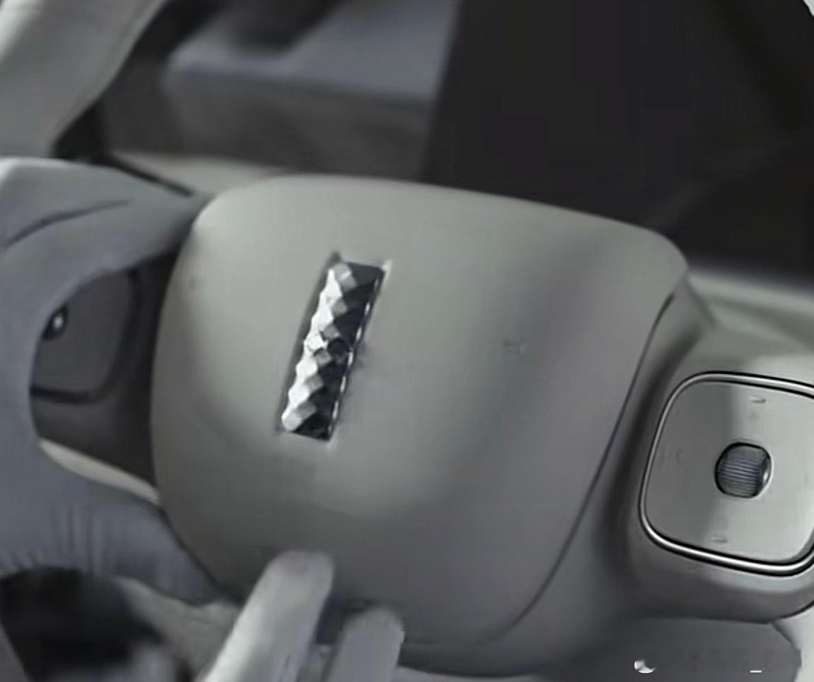 法拉第FXSuperOne开始组装下线了。很贴心，为了适配高山方向盘上的lo