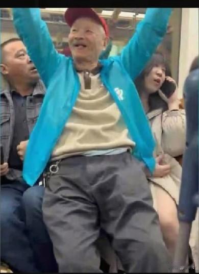 明明有座却不坐，非要坐小姑娘大腿上，这样的老人难怪众人纷纷指责！据媒体报道，