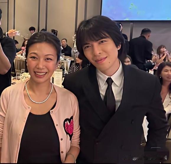 萧敬腾结婚以后，好像瞬间老了10岁。完全没有原来的活力和精神状态了。自从20