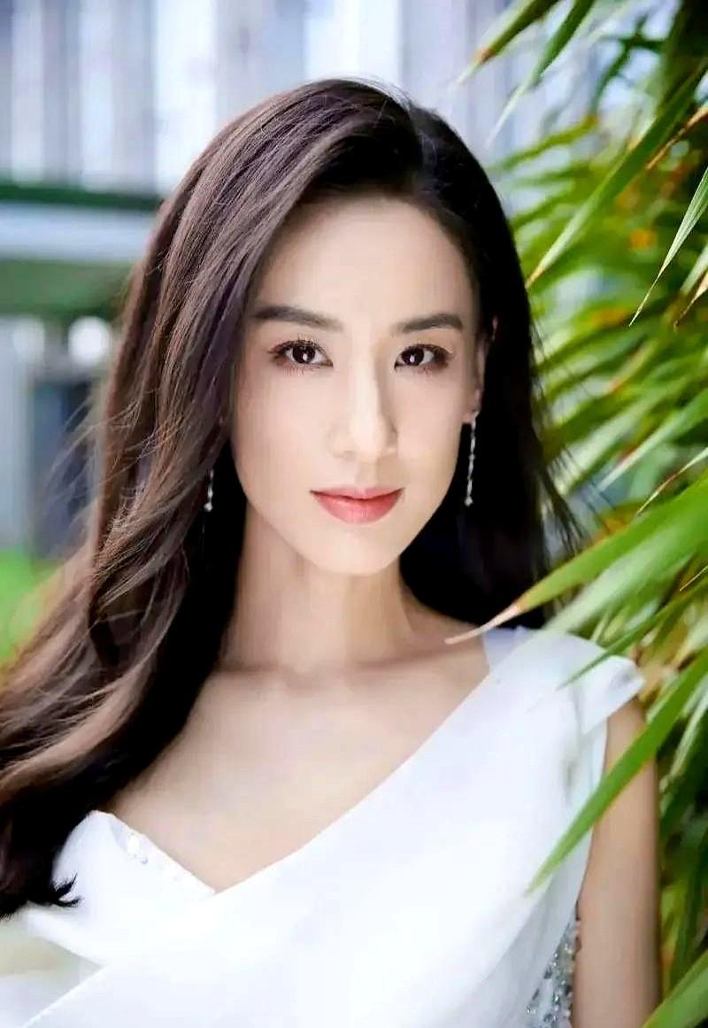 说实话，除了《功夫》里的哑女，我想了半天也没想出黄圣依还有啥角色。不是说她演