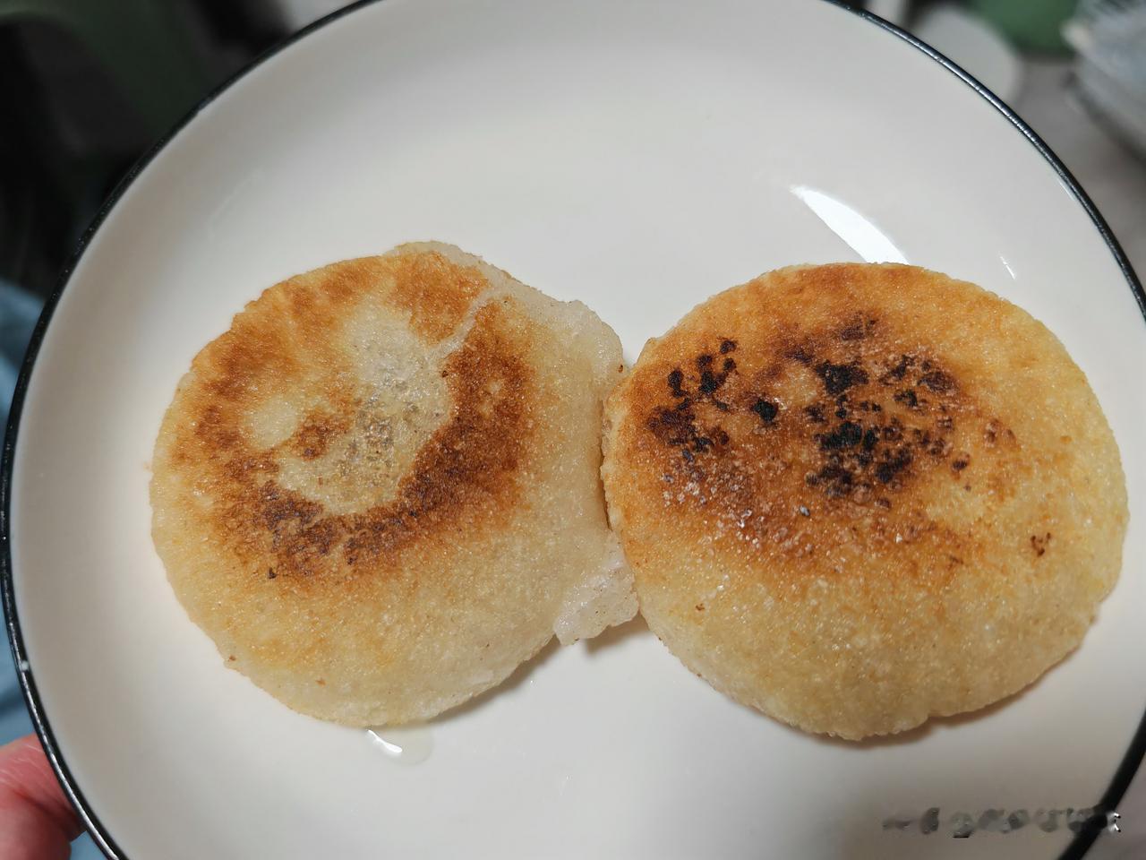 简直好吃到爆这个糍粑简直太好吃了把它用小火煎到二面金黄，吃起来那味道绝了连