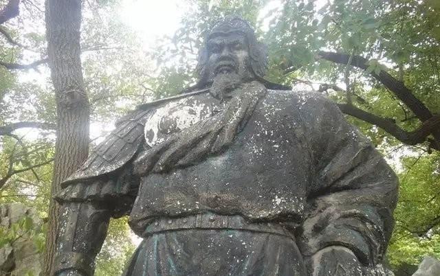 徐达本人是个实诚人，对朱元璋忠心耿耿。打江山时，他带着几十万大军南征北战，从没想