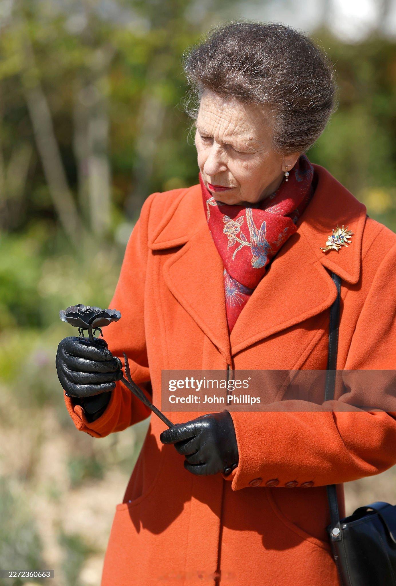 英国王室正值已故的母亲伊丽莎白二世女王的百岁诞辰，今天安妮长公主在伦敦摄政公