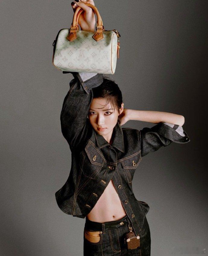 卢昱晓腹肌卢昱晓的身材也太绝了吧！腹肌马甲线一应俱全，平时看着软萌，实则超有料