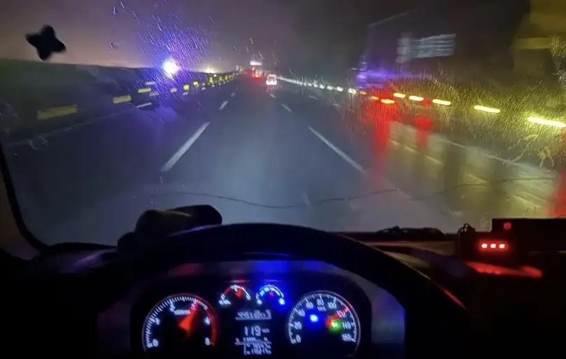 【今天起，开车“耍小聪明”没用了】凌晨三点，眼皮打架，你告诉自己“再撑半小时就到